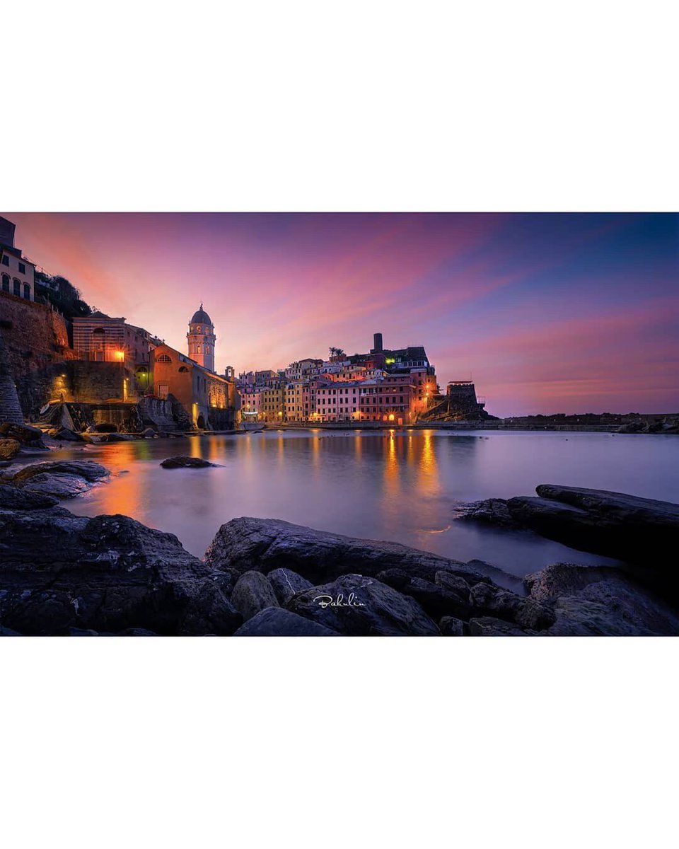 C’è un momento in ciascuna alba in cui la luce è come sospesa; un istante magico dove tutto può succedere. La creazione trattiene il suo respiro.
(Douglas Adams)
........................................................
🔸Photo by: <a href="/roneus86/">Volodymyr Bakulin</a>
🔸Location:  #vernazza