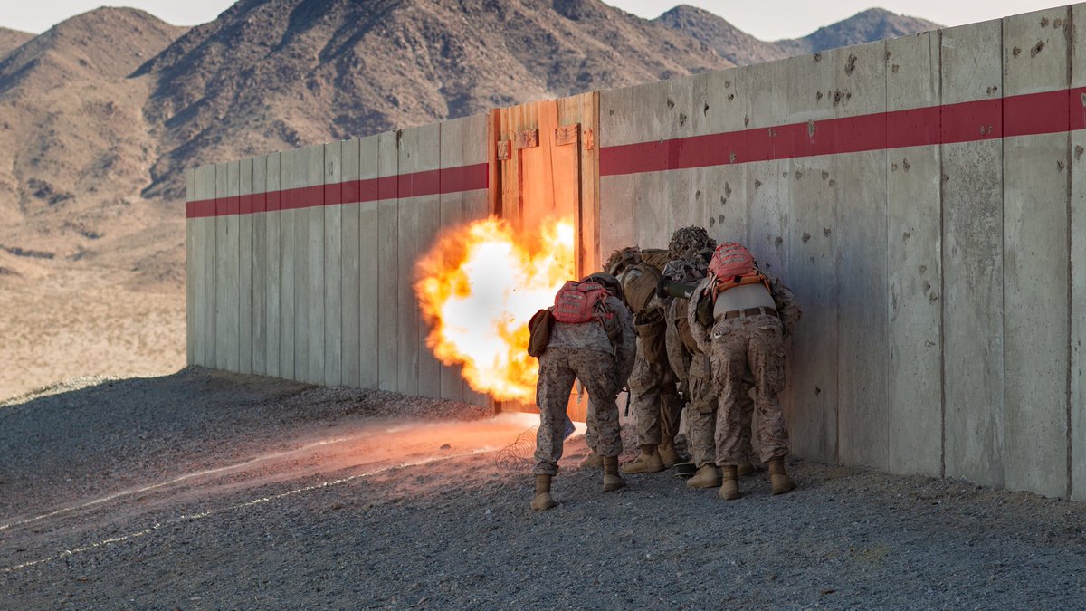 MCAGCC29Palms's tweet image. U.S. Marines with 1st Battalion, 3rd Marine Regiment, 3rd Marine Division, #detonate a charge, #secure doorways, and #scale up walls during Integrated Training Exercise (ITX) 2-20