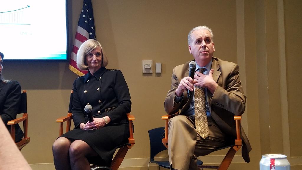 UNOSNews's tweet photo. Kidney transplant surgeon Matt Cooper highlights recent innovations in the transplant system for legislators on Capitol Hill. #transplant101 @MedStarGUH https://t.co/feuLBMr7Ti