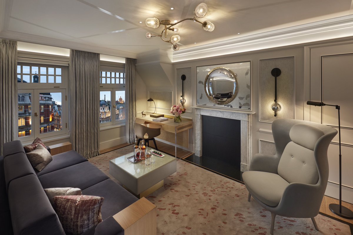 MO_LONDON's tweet photo. A quiet evening in the heart of bustling Knightsbridge 🛋🥂
#suite #hotellife #roomwithaview #magicinknightsbridge #luxury #london #FANtasticLondon #FANofMO https://t.co/knMU7xHBsZ