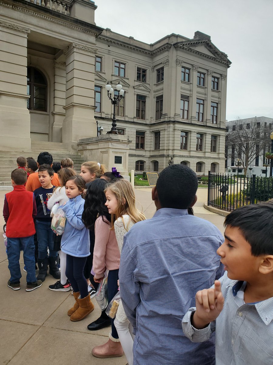 Robyn7088's tweet photo. Great time at the State Capitol today on our 3rd grade field trip. #sharonstrong https://t.co/wurPUdoFYm
