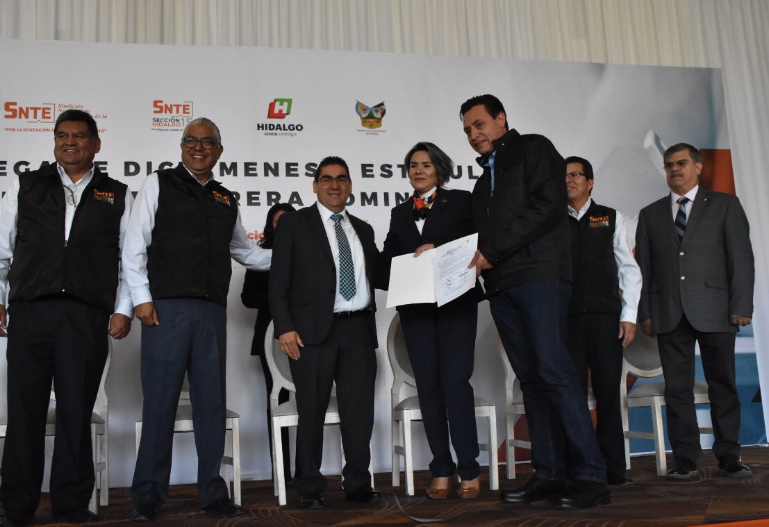 De manera simultánea, en Pachuca, también se realizó la entrega de dictámenes y estímulos del Programa de Carrera Administrativa para reconocer a nombre del Gobernador <a href="/omarfayad/">Omar Fayad</a> el esfuerzo y compromiso de los servidores públicos de apoyo y asistencia a la educación.