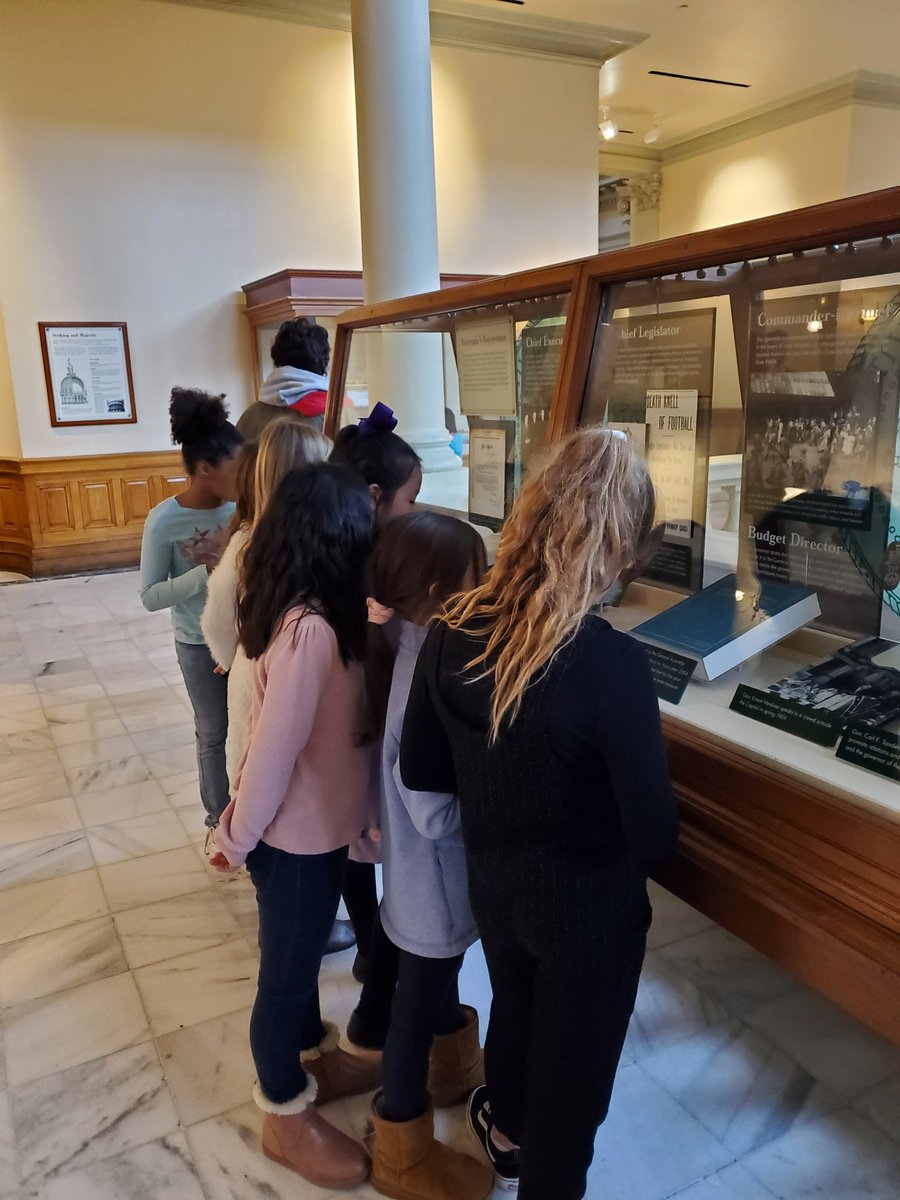 Robyn7088's tweet photo. Great time at the State Capitol today on our 3rd grade field trip. #sharonstrong https://t.co/wurPUdoFYm