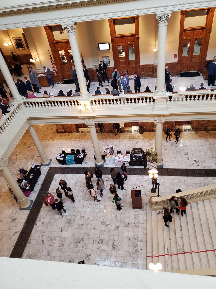 Robyn7088's tweet photo. Great time at the State Capitol today on our 3rd grade field trip. #sharonstrong https://t.co/kmbRPN1oSy