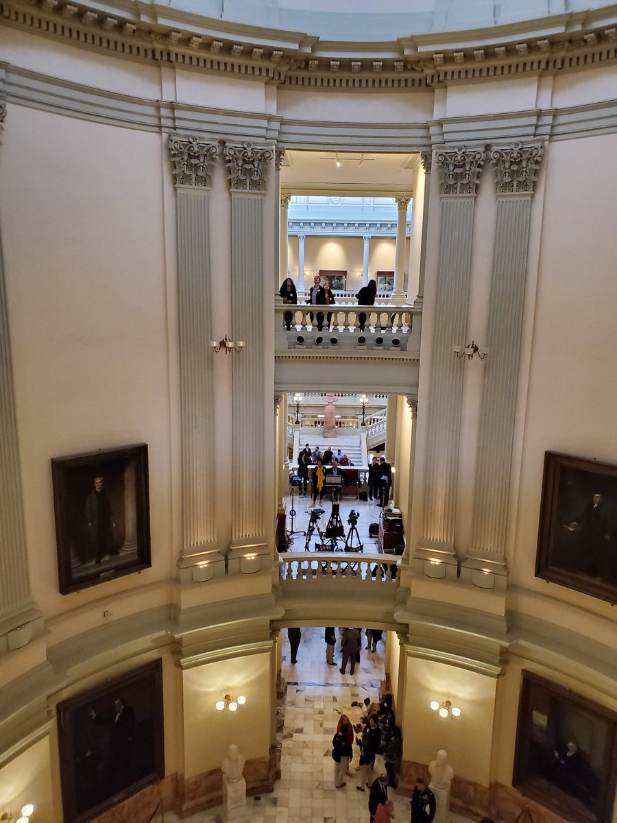 Robyn7088's tweet photo. Great time at the State Capitol today on our 3rd grade field trip. #sharonstrong https://t.co/kmbRPN1oSy