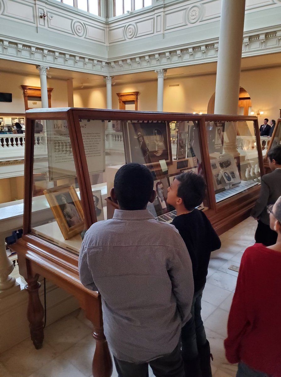Robyn7088's tweet photo. Great time at the State Capitol today on our 3rd grade field trip. #sharonstrong https://t.co/ovgl0rELpB