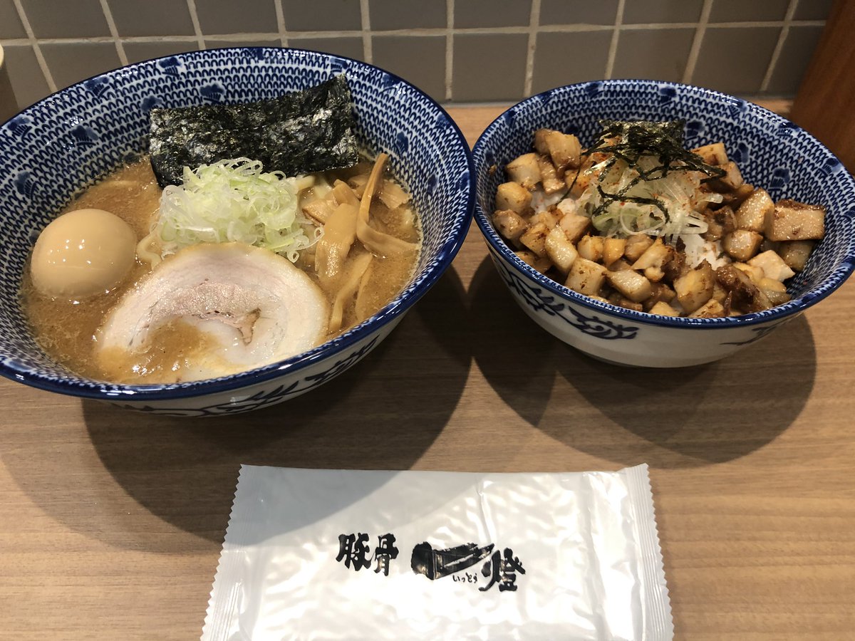 1965takenyanko's tweet photo. テト休暇最終日。夕食難民のため市内へ。結構お店開いてる。
悩み抜いて一燈。濃厚魚介ラーメン卵乗せ。ご飯が食べたくて、チャーシュー丼追加。うまいわ😋
1月単月でスタンプ10個獲得。"1 FREE Noodles"って、どの種類でもOKとのことで驚き😅特製でもいいから嬉しい。
#ホーチミン
#lethanton
#一燈 https://t.co/uQvg48sPLQ