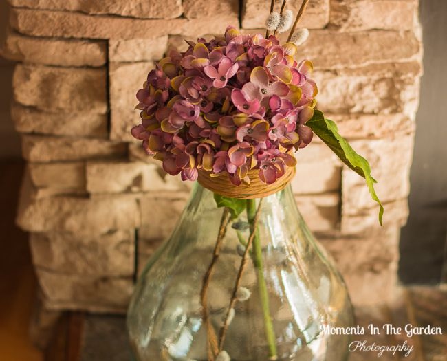 MomentsintheG's tweet photo. Wishful thinking.  Adding a Spring touch with Spanish glass container with pussy willow and silk hydrangea.  #lookingforwardtospring #springdecor #spanishglassvase #pussywillow #silkhydrangea #momentsinthegardenphotography https://t.co/Ui7K6NaRt2