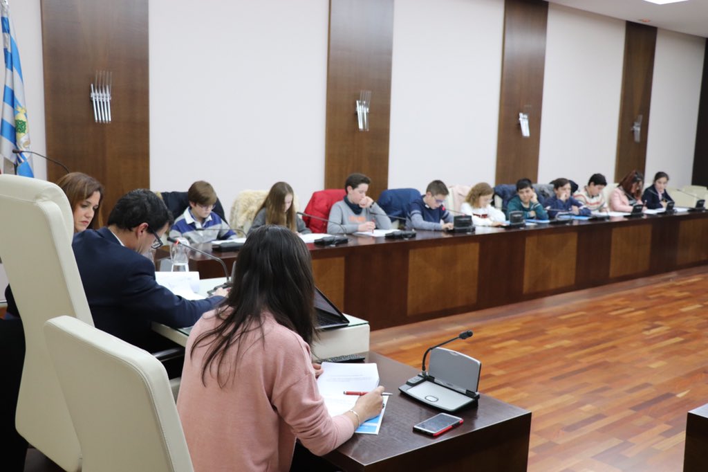 aytovvaserena's tweet photo. realizar una feria académica regional o comarcal, así como unas jornadas de convivencia entre los centros educativos de la localidad, que los libros estén en formato digital o cambiar el calendario escolar por motivos meteorológicos. https://t.co/Yn4PWzywdu