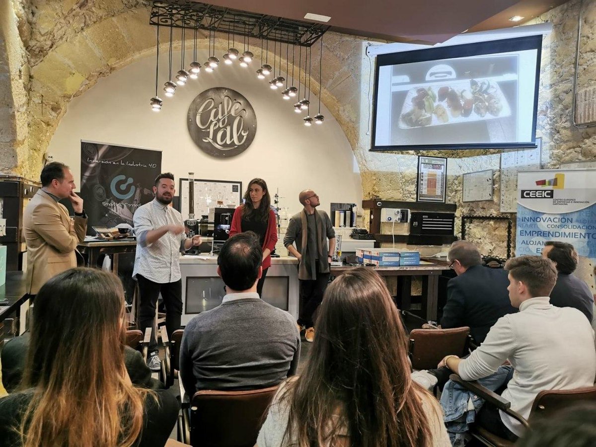 xyzestudio's tweet photo. ¿Cómo? ¿Un plato de sushi 🍣 en 3D al enfocar con tu móvil 📱 a la tarjeta del catering de Leticia Gastronomist?

Hoy hemos presentado este proyecto de Realidad Aumentada aplicada a la hostelería en la clausura de @Smarti40 junto con @lettutu en CafeLab ☕.

Gracias @Ceeict ! https://t.co/1K1CavxI2N