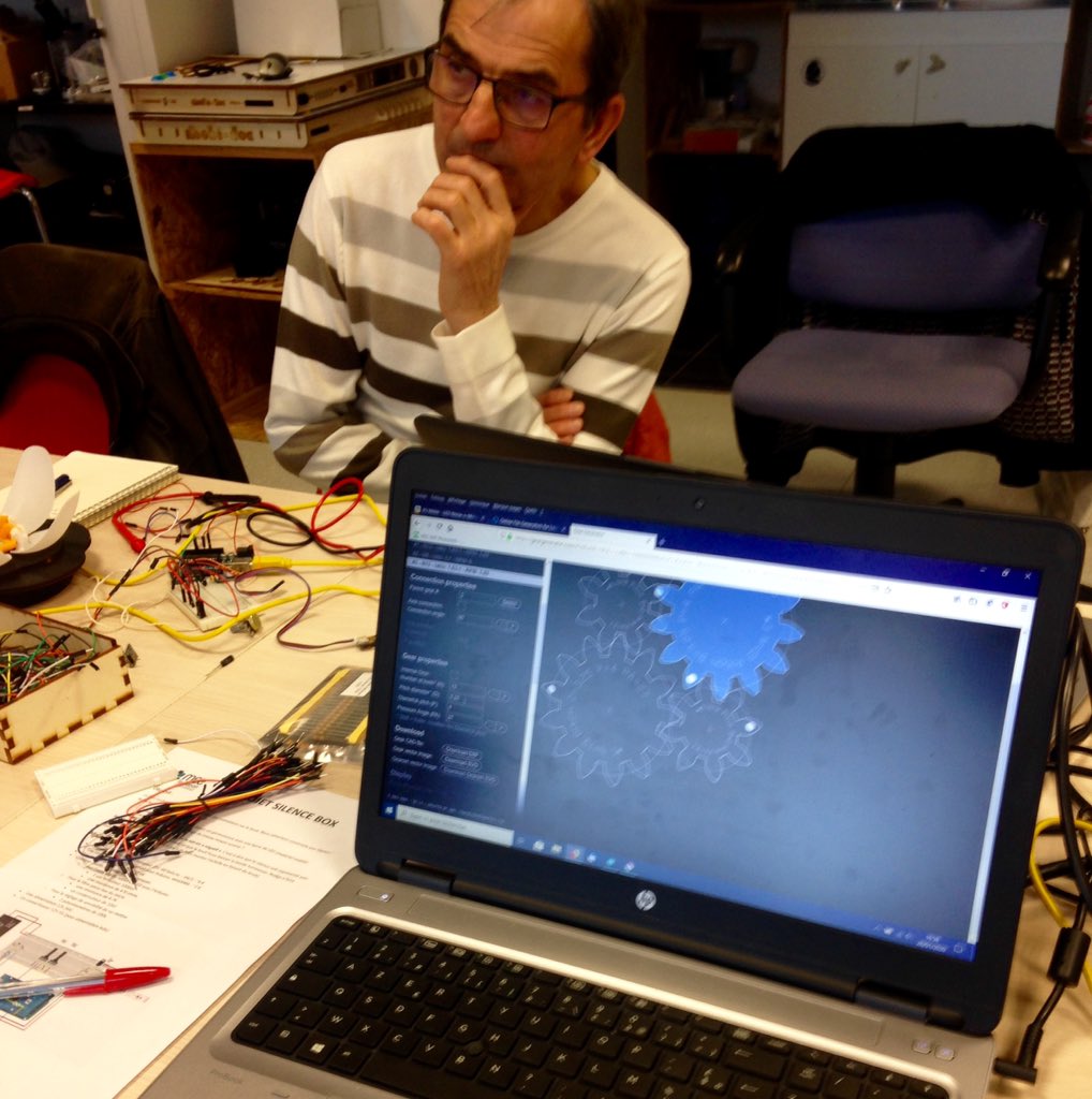 edulab_r2's tweet photo. Retour sur la première partie de l'atelier "noise-box" :
Le design est imaginé et le système de captation du son fonctionnel 👌
Rendez-vous le 4 février pour la fabrication et le montage de l'objet ! #silentbox @mcerennes @LabFabfr https://t.co/6ezhPxRBCK