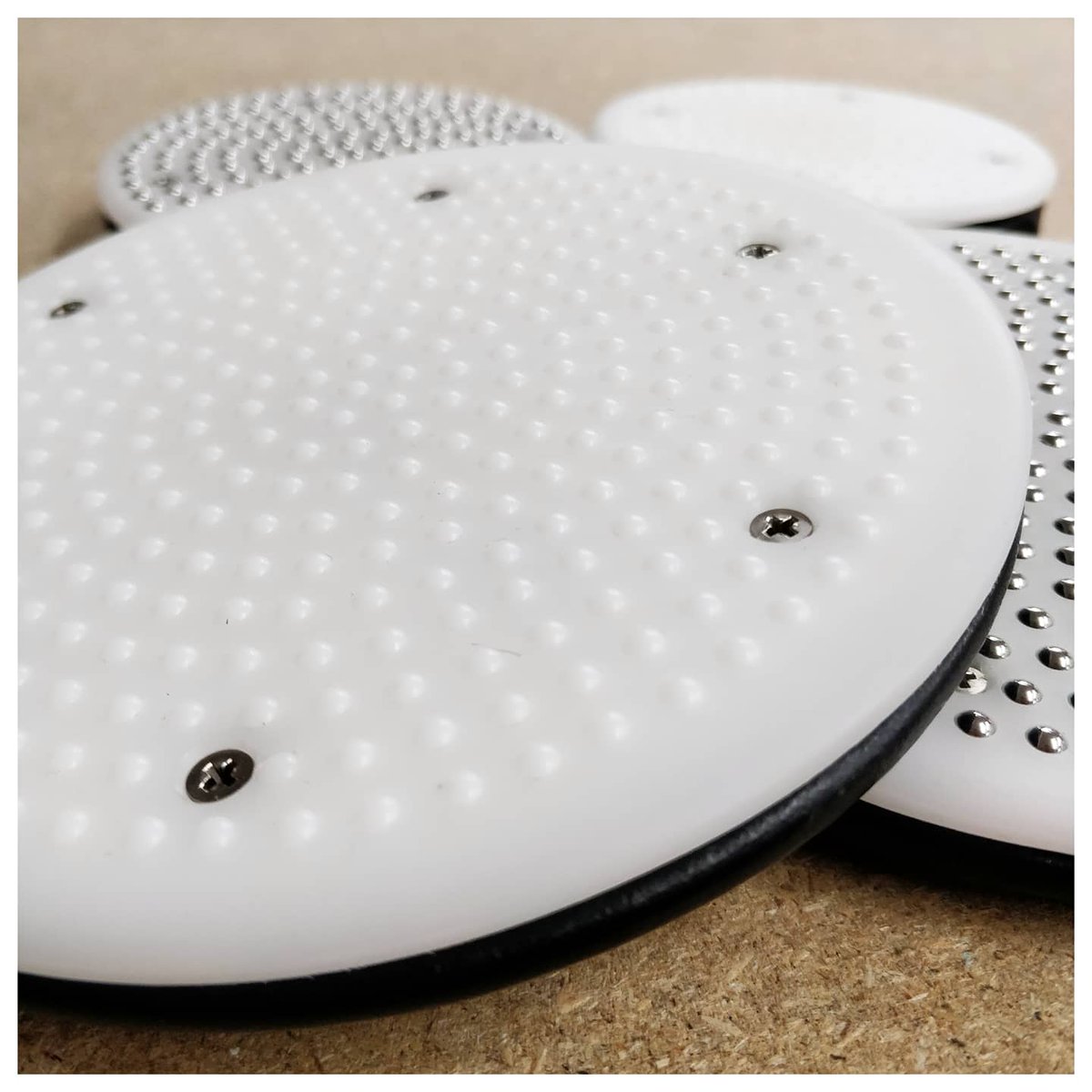 New baren alert ⚠️ The KBB Baren is made from a disc of high-grade Delrin plastic, which suspends balls allowing them to form pressure points for printing, delivering even pressure across the disc. More info at...
intaglioprintmaker.com/category/relie…
