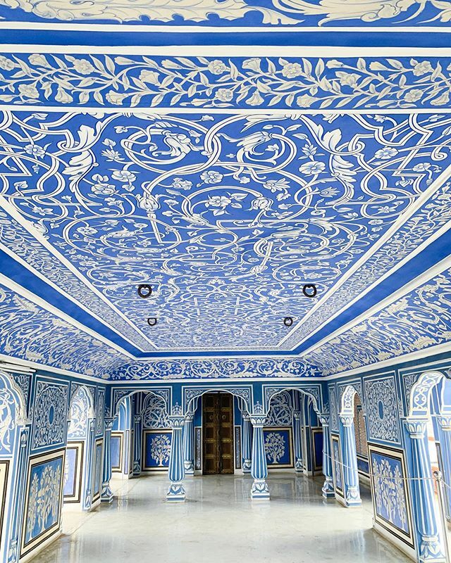 acecampstravel's tweet photo. City Palace in Jaipur, India is a beautiful blend of Rajasthani + Mughal architecture. ⁠⠀
Gorgeous hand painted rooms, intricate detailing on the walls, gold and mirrored glass work fill each level.⁠
⁠⠀
The palace was built in 1727 by Maharaja Sa… https://t.co/1t0kUNQp0G https://t.co/fOafkHeLBq