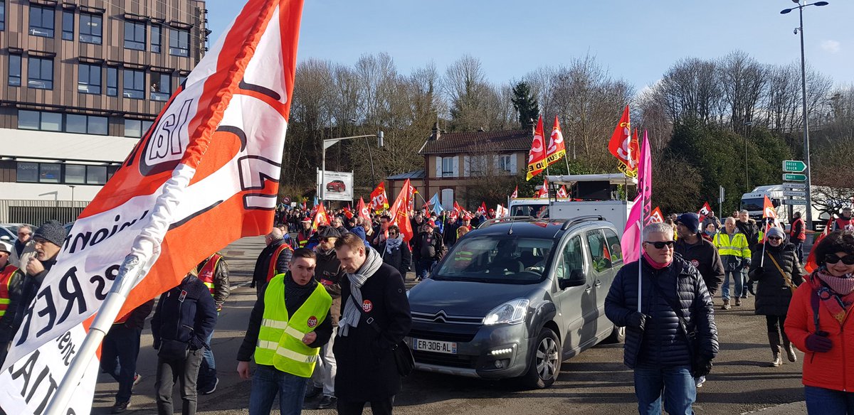 MickaelMann27's tweet photo. Un millier de manifestants dans #Evreux #Eure #greve29janvier pour continuer la lutte contre le projet de loi MACRON PHILIPPE sur les retraites !👍
On lâche rien jusqu'au retrait du projet de loi voulant instituer le régime de #RetraitesParPoints !✊✊
#FO
@force_ouvriere https://t.co/UfeKvLs9hV