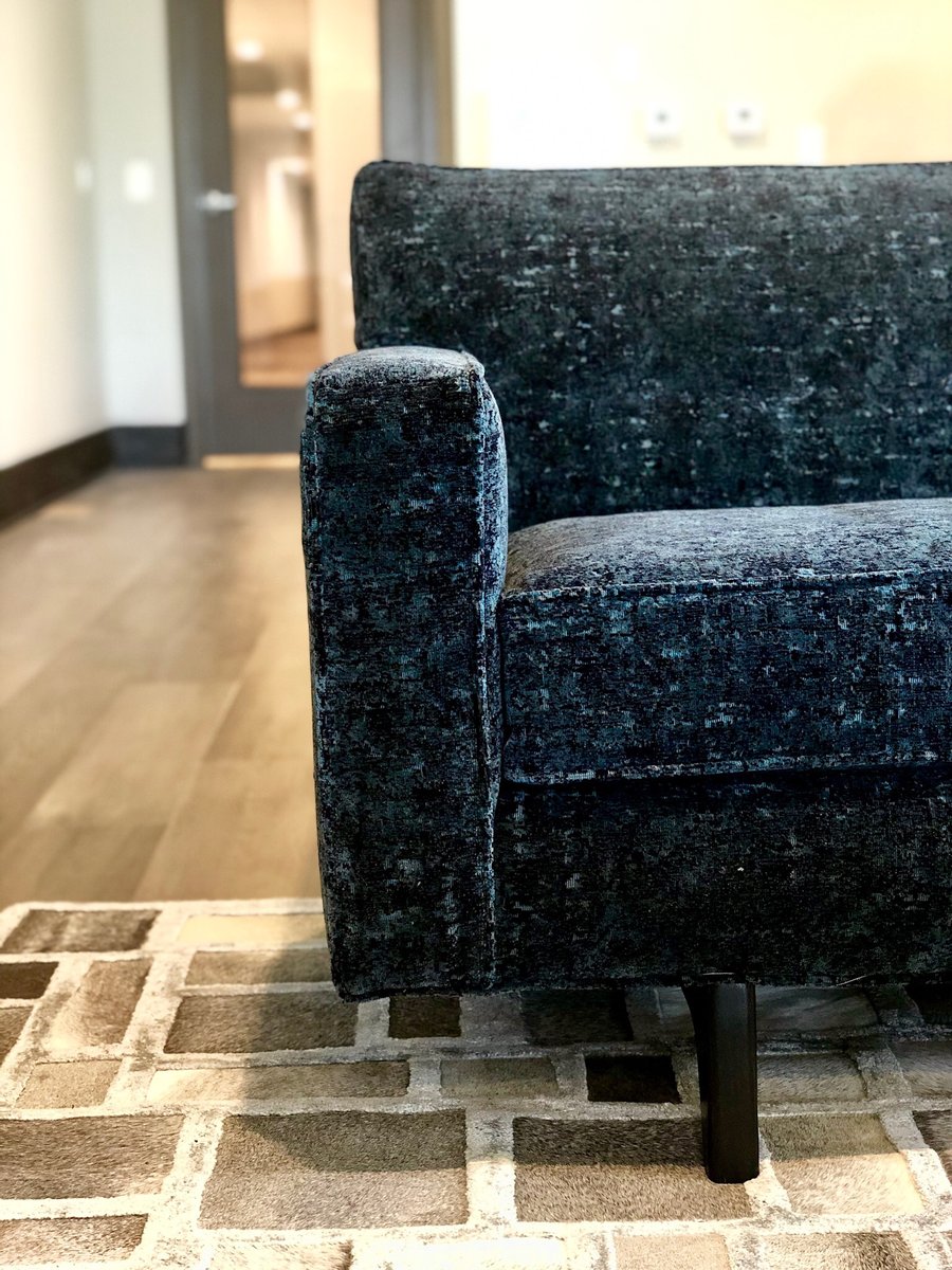 LaretCasella's tweet photo. Details matter! We love finding pieces that blend well together to create an inviting space.
#velvetandhide #texturesareeverything #detailsindesign #interiorseating #hiderug #commercialspaces #comfortableseating #bluesandbrowns #skyloungearea #citylights #casellainteriors https://t.co/klkSAIgx6V