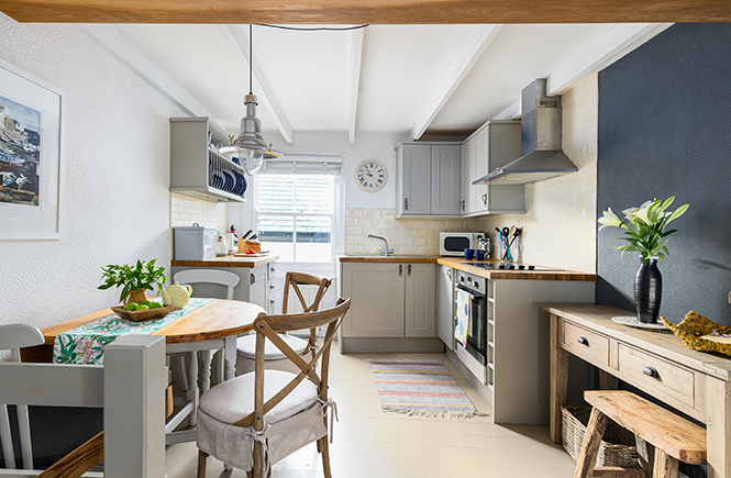 AspectsHolidays's tweet photo. New property! Set in the heart of Mevagissey, Tern Cottage is fitted with unique, handmade furnishings and a well-equipped kitchen. Welcoming dogs and ideal for small families, this gorgeous cottage is the perfect base to explore Cornwall from! More: https://t.co/moR81f3UlM https://t.co/eIL1z3Xc9o