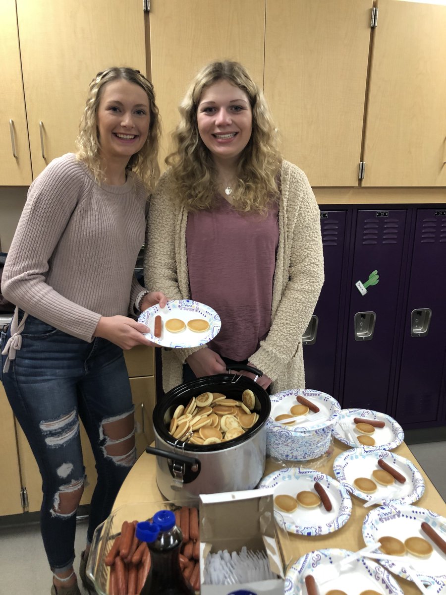 Bryan612Princ's tweet photo. #creatingopportunities It's wonderful seeing our senior interns actively in the community and the district. Here's two celebrating the 1st 100 days with Mrs Boyer's class at the PK-5 building
I'm proud of all our students and their contributions to the Bryan community https://t.co/Sd7VYZTgCA
