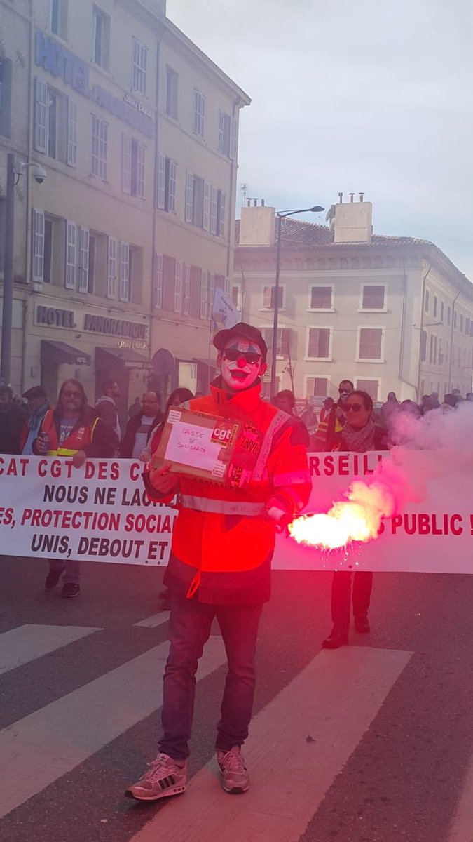 NatachaMalet's tweet photo. A #Marseille la lutte continue! Retrait de cette #reformedesretraites ✊🏻✊🏻 https://t.co/HtE6ZVDhj6
