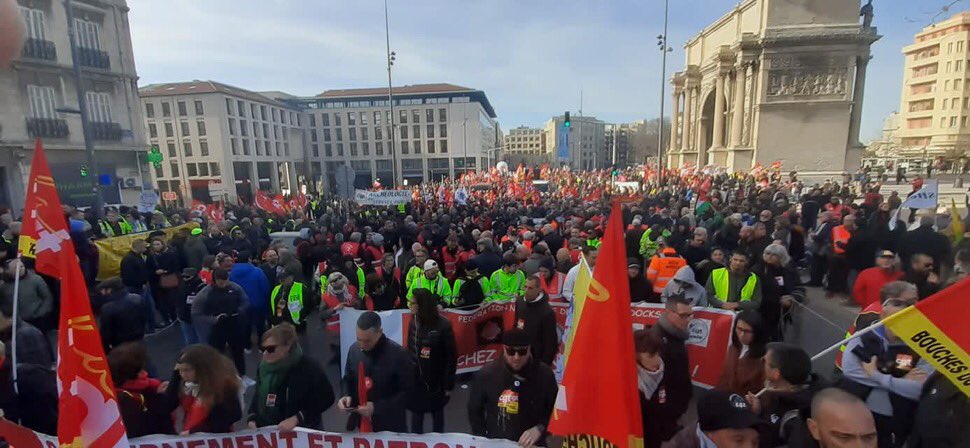 NatachaMalet's tweet photo. A #Marseille la lutte continue! Retrait de cette #reformedesretraites ✊🏻✊🏻 https://t.co/HtE6ZVDhj6