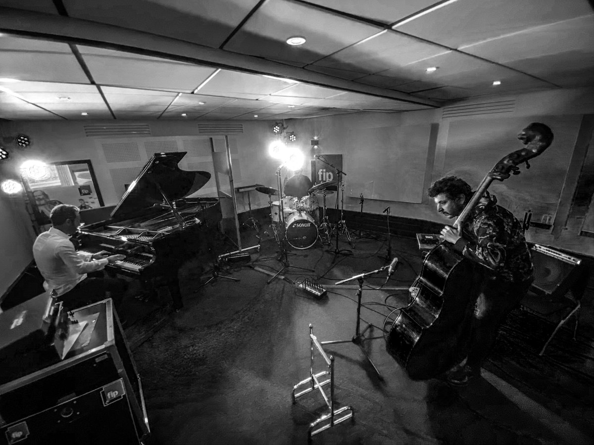 fipradio's tweet photo. Ecoutez #YesTrio en #sessionlive au #Clubjazzafip @alidrums 🥁 @agoldbergjazz 🎹 & @OmerAvital 🎶 @jazzandpeople
https://t.co/xQR6BOOSpE https://t.co/kHGGS0hqu9