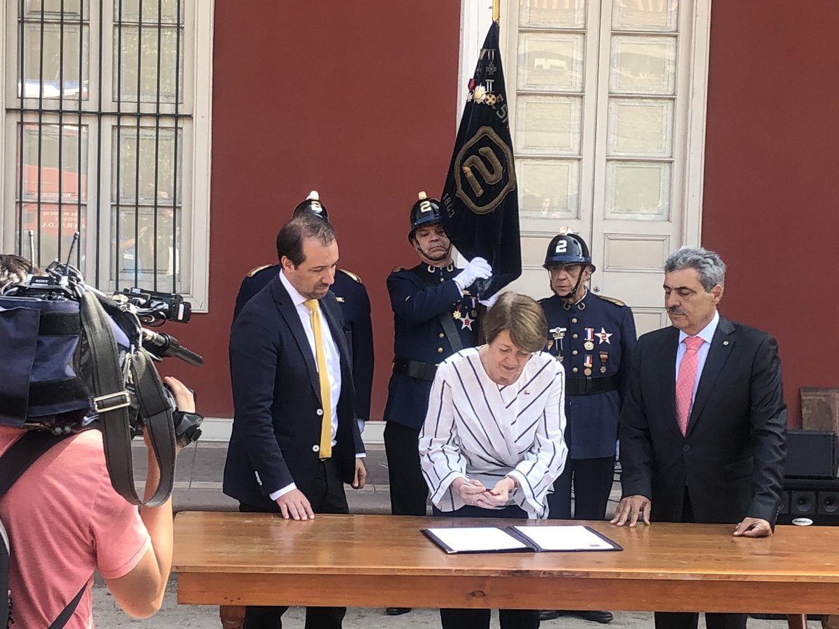 patrimonio_cl's tweet photo. Ministra @culturas_cl, @Consuelovaldesc, @carlos_maillet, director de @patrimonio_cl y el superintendente del Cuerpo de Bomberos de Santiago, Marco Antonio Cumsille, firman un convenio para prevención de los incendios que afecten a inmuebles y bienes patrimoniales. https://t.co/RqIJyvaZ1s