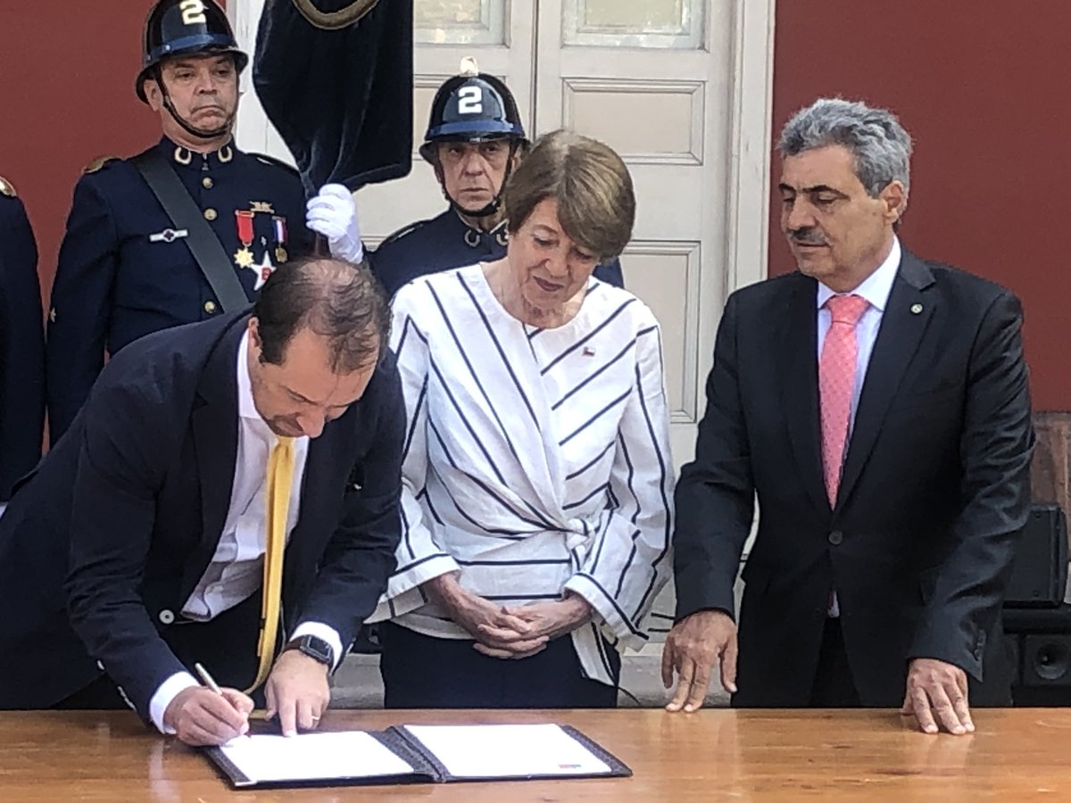 patrimonio_cl's tweet photo. Ministra @culturas_cl, @Consuelovaldesc, @carlos_maillet, director de @patrimonio_cl y el superintendente del Cuerpo de Bomberos de Santiago, Marco Antonio Cumsille, firman un convenio para prevención de los incendios que afecten a inmuebles y bienes patrimoniales. https://t.co/RqIJyvaZ1s