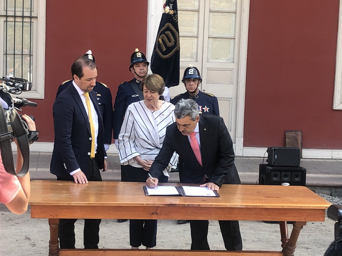 patrimonio_cl's tweet photo. Ministra @culturas_cl, @Consuelovaldesc, @carlos_maillet, director de @patrimonio_cl y el superintendente del Cuerpo de Bomberos de Santiago, Marco Antonio Cumsille, firman un convenio para prevención de los incendios que afecten a inmuebles y bienes patrimoniales. https://t.co/RqIJyvaZ1s