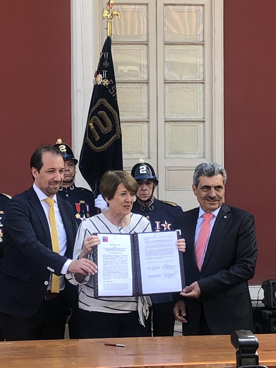 patrimonio_cl's tweet photo. Ministra @culturas_cl, @Consuelovaldesc, @carlos_maillet, director de @patrimonio_cl y el superintendente del Cuerpo de Bomberos de Santiago, Marco Antonio Cumsille, firman un convenio para prevención de los incendios que afecten a inmuebles y bienes patrimoniales. https://t.co/RqIJyvaZ1s