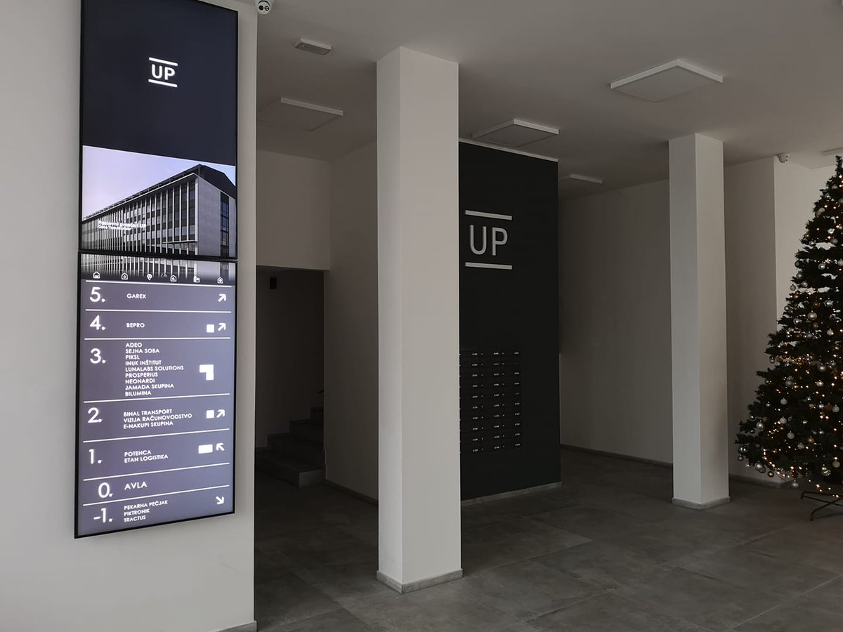 Nova umestitev našega digital oddelka: digitalna informacijska tabla oziroma digitalni smerokaz v poslovno trgovskem objektu -UP. Dinamično, efektivno in jasno. Se strinjate? Ste morda sami razmišljali o informativnih tablah v vaših poslovnih stavbah?