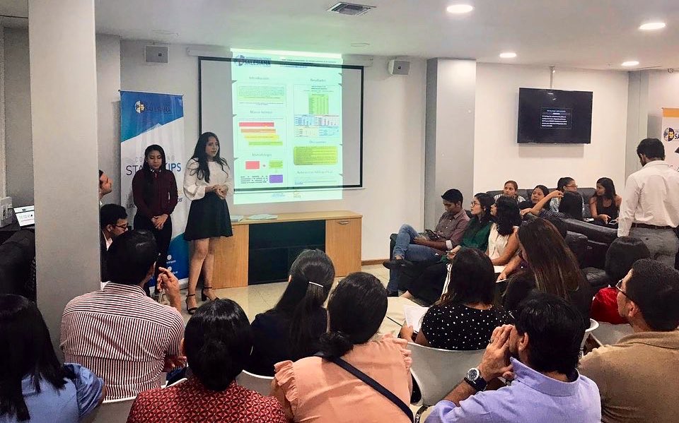upsalesianaec's tweet photo. 📈📲 Con el objetivo de promover y fortalecer la investigación académica y científica en el campo de la #Comunicación, estudiantes de la sede #Guayaquil presentaron sus trabajos en el evento "#PosterDay: mi investigación en 180 segundos". #SoyUPS 💛💙 https://t.co/Oclep7g9dA