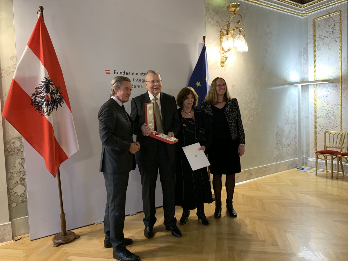 Verleihung des großen goldenen Ehrenzeichens am Bande für Verdienste um die Rep Österreich - Danke Herr <a href="/MFA_Austria/">MFA Austria</a> Generalsekretär Launsky-Tieffenthal. An diesem Ehrenzeichen werde ich mich immer als ein Highlight meiner Dienstzeit @ das UN Büro in Wien &amp; <a href="/UNODC/">UN Office on Drugs & Crime</a> erinnern