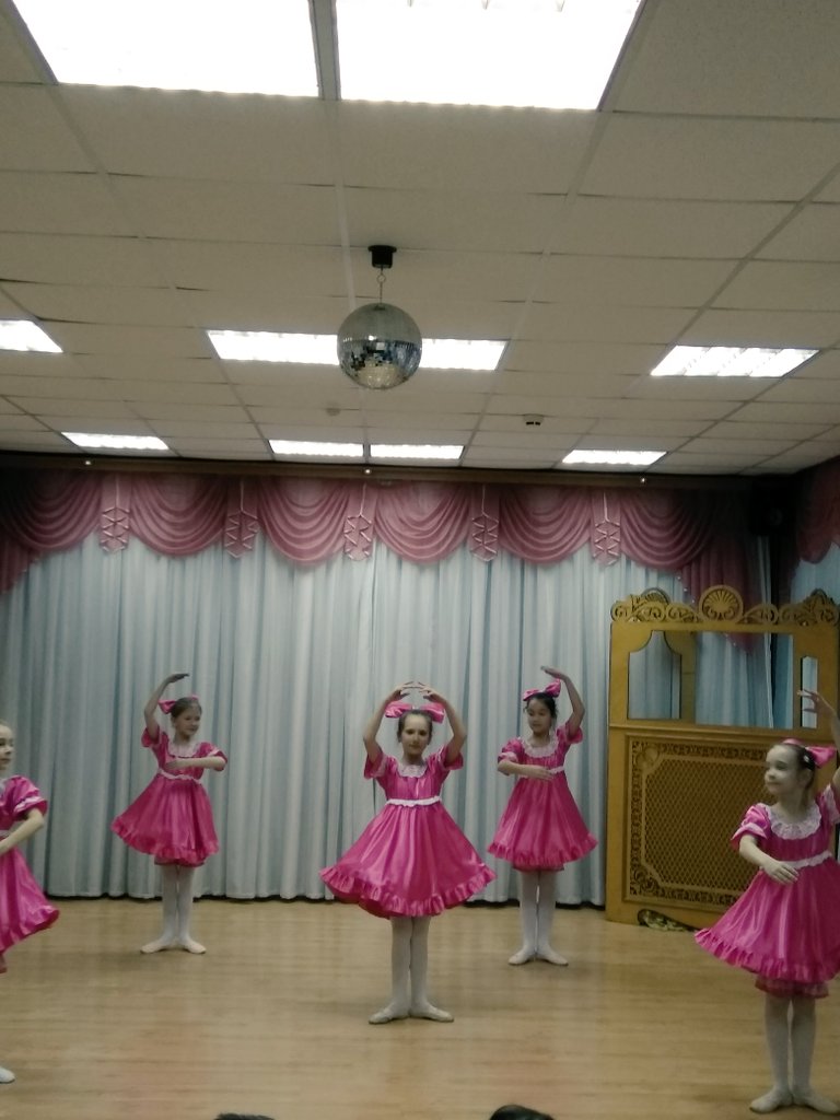 lara0061's tweet photo. В ГБОУ ШКОЛА 1582 ОДО 4 прошёл концерт Школы искусств Тутти. Фея Музыки рассказала детям о придворных музыкантах и танцорах. Спасибо за сказку! https://t.co/foZ83Yuox4