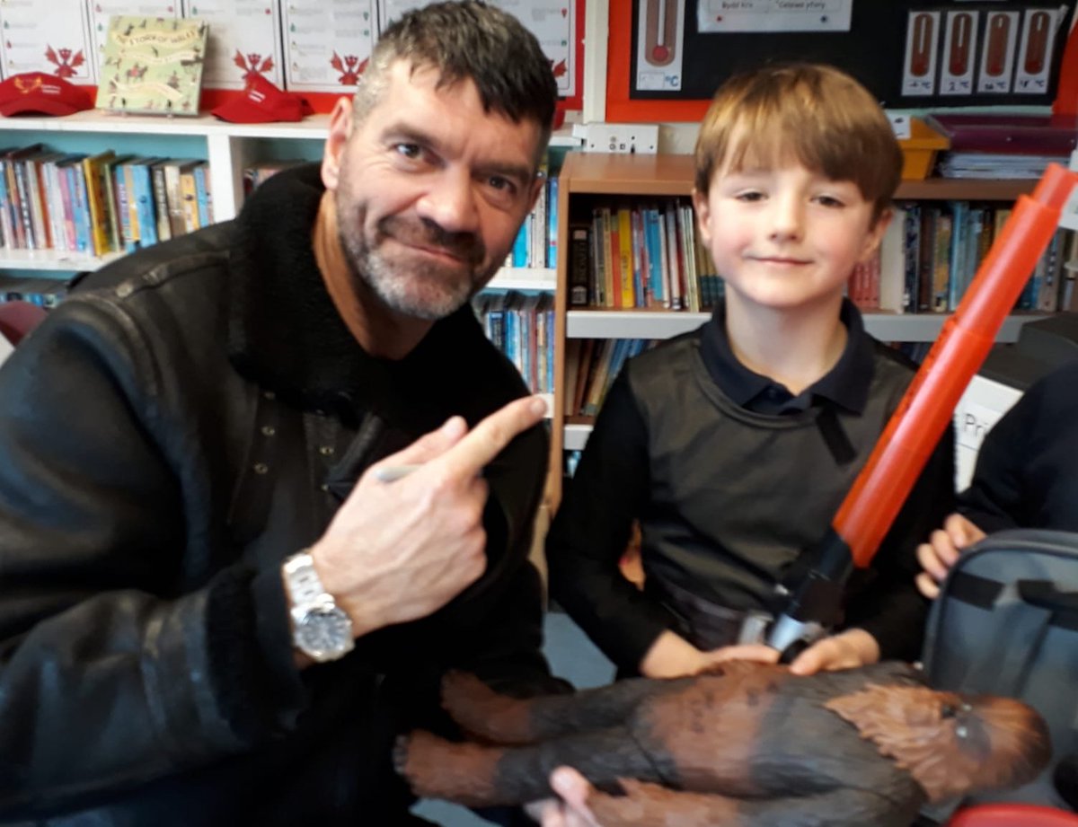 Look who visited us in @LlanbedrDC  school today as part of our @starwars topic work!
Thank you so much, Katie @Punchynewton for arranging for Spencer Wilding to come into talk to us about being an actor! #ambitiousandcapablelearners #worldofwork