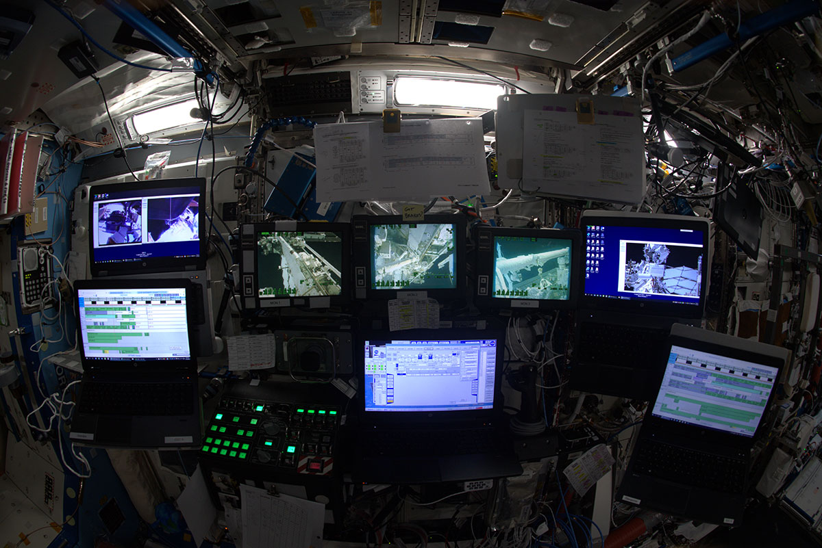 astro_luca's tweet image. .@Astro_Christina and @Astro_Jessica set up a very complex robotics workstation to fly @csa_asc's Canadarm2 to the work sites.
Christina e Jessica utilizzano una complessa Postazione Robotica per guidare Canadarm2 nei vari siti di lavoro. #SpacewalkForAMS #MissionBeyond
