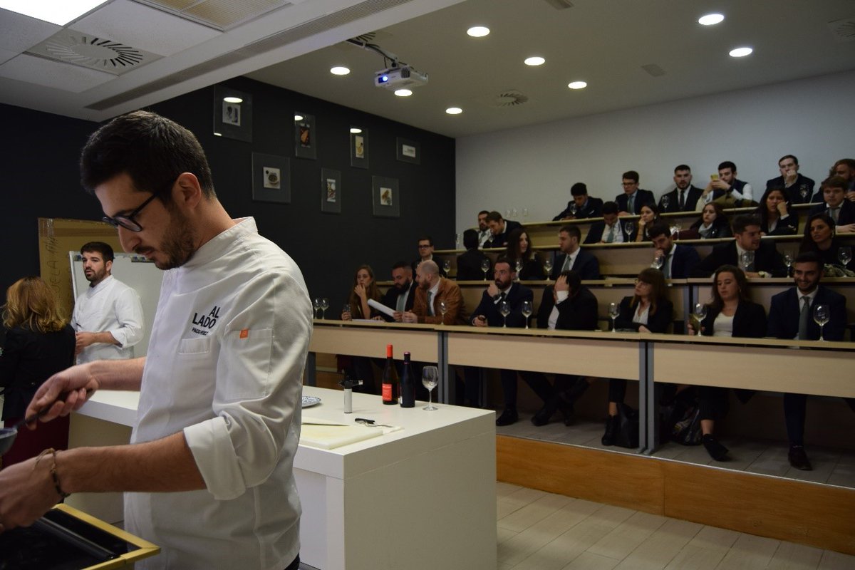 ESH_Sevilla's tweet photo. ◽IV Jornadas de Orientación Profesional◽
¡Muchas gracias por asistir y protagonizar el showcooking de la jornada!
Los restaurantes de Paco Pérez representados por Pierluca, chef, y Adrián, sumiller, del restaurante #AlLado bajo el #HotelEme.
@Miramar_P_Perez @LezamaG_ https://t.co/x83bFB4eYk