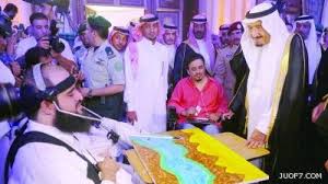 أكرم العيد (@akram_aleid) on Twitter photo أبرز أعمالي الفنية تشرفت باهدائها سيدي خادم الحرمين الشريفين الملك سلمان بن عبدالعزيز حفظه الله ورعاه في زيارته لمعرضي الشخصي أبرز أعمالي الفنية تشرفت باهدائها سيدي خادم الحرمين الشريفين الملك سلمان بن عبدالعزيز حفظه الله ورعاه في زيارته لمعرضي الشخصي
