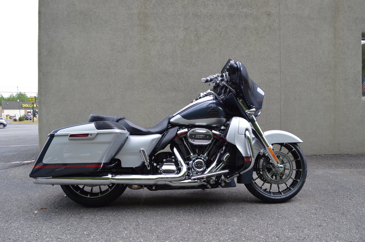 WoodstockHarley's tweet photo. We can make it #rain CVOs...
Stop by to checkout the #2020harleycvo lineup!
#cvolife #customvehicleoperations #harleydavidson #woodstockharley #cvostreetglide #cvoultralimited #2020cvo #2019cvo https://t.co/ECUBQRO2Op