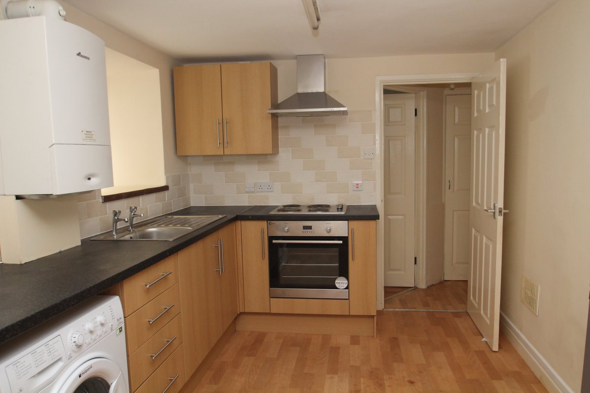 One bedroom basement apartment in #Plymouth, close to the #PlymouthCityCentre - £450 PCM.

The #property benefits from a small front courtyard, built in electric oven &amp; hob and gas central heating.

For more information, please visit our website mblettings.com #lettings