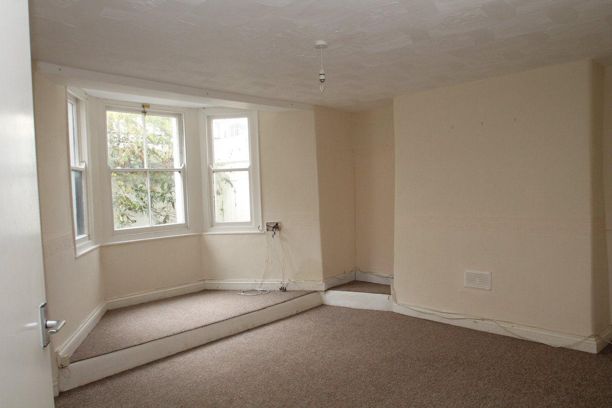 LettingsMB's tweet photo. One bedroom basement apartment in #Plymouth, close to the #PlymouthCityCentre - £450 PCM.

The #property benefits from a small front courtyard, built in electric oven &amp; hob and gas central heating.

For more information, please visit our website https://t.co/YHEXrH5jCE #lettings https://t.co/y2jDDI3SgU