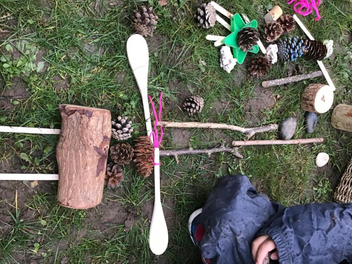 SpringThorpeHam's tweet photo. Forest School sessions have began @SpringThorpeHam...Children explored various materials to make people. Children also made natural paint brushes to create their masterpieces #springgrowplay #outdoorsiswhereitshappening #naturalenvironment https://t.co/1alChFbrLr