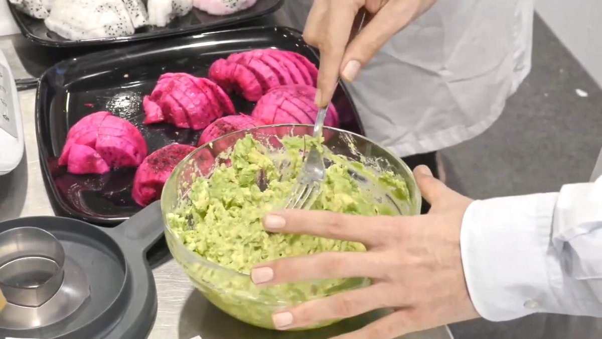 huertatropical's tweet photo. 📷 Resumen de nuestra participación en #FITUR ✈️, en el que tuvimos la oportunidad de presentar una selección de productos 🥑🥭 que representan la #gastronomía de la #CostaTropical dentro del gran abanico turístico de #Granada con un "Desayuno Tropical" 🍹 https://t.co/BYPnl2rB75