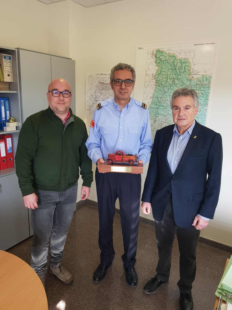 CiutatJardiArb's tweet photo. 🚒 Aquest matí, el cap de la #RELleida de @BombersCat, Jordi Solà, ha rebut de mans del president de l'AV @CiutatJardiArb un record en agraïment per la seva col·laboració en la festa major del barri. Moltes gràcies!

#FemBarri

Participa, associa't 👉 https://t.co/gnM0VyG0PQ https://t.co/3zwVoGgfNZ