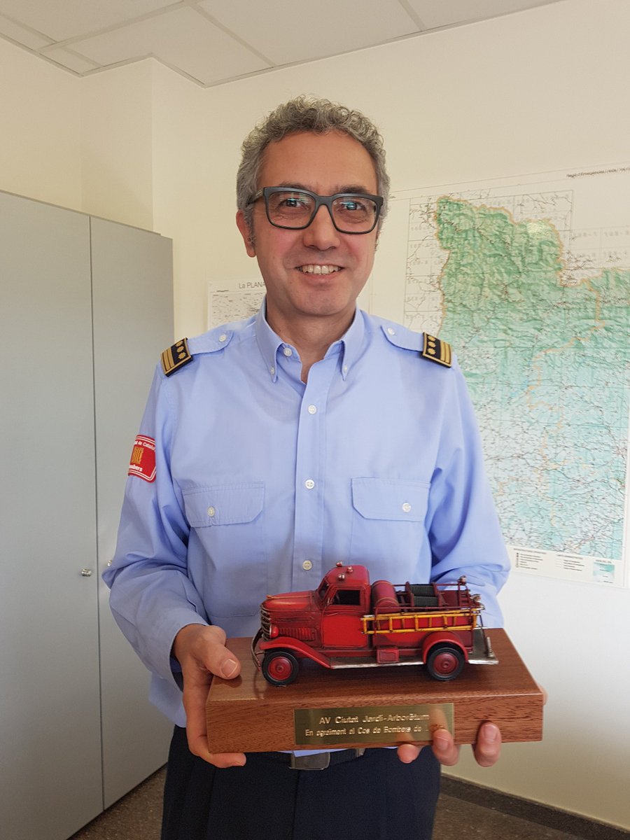 CiutatJardiArb's tweet photo. 🚒 Aquest matí, el cap de la #RELleida de @BombersCat, Jordi Solà, ha rebut de mans del president de l'AV @CiutatJardiArb un record en agraïment per la seva col·laboració en la festa major del barri. Moltes gràcies!

#FemBarri

Participa, associa't 👉 https://t.co/gnM0VyG0PQ https://t.co/3zwVoGgfNZ