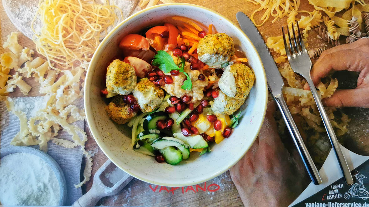 Was passiert nach dem Verkauf mit Hans im Glück – und kann diese „Falafel Bowl“ <a href="/Vapiano/">Vakhtang Abramishvili</a> retten? Antworten (und noch mehr interessante Fragen) in der neuen #holyEATS-Ausgabe: holyeats.de/holyeats-49-wa…