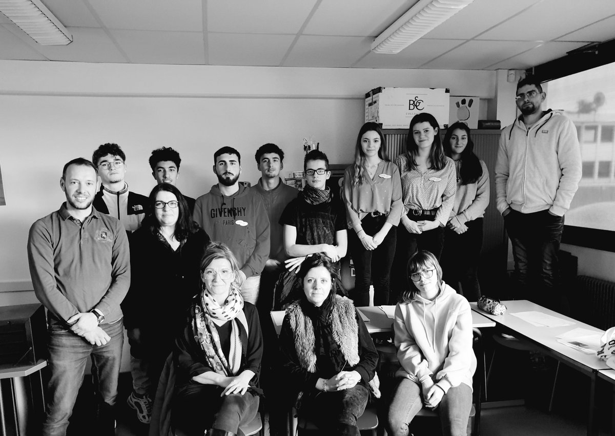 EuropeBFC's tweet photo. Au lycée Duhamel de Dole pour échanger avec les élèves du CVL qui participeront à l'une de nos simulations du Parlement européen en mars prochain.
Ce groupe visitera le @Europarl_FR à Strasbourg en mai #simuPE https://t.co/VCVpas4JBX