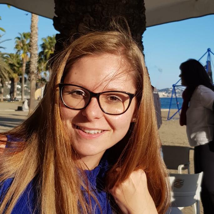 #Slammerin Nr. 3: #Mathematikerin Judith Alcock-Zeilinger untersucht in ihrer #Forschung mathematische Gruppen🧐 Was sich erstmal einfach anhört, ist dann doch komplexer – und ihr Science-Slam Vortrag wird auch die Frage beantworten, was das Ganze mit Biergläsern🍺 zu tun hat.