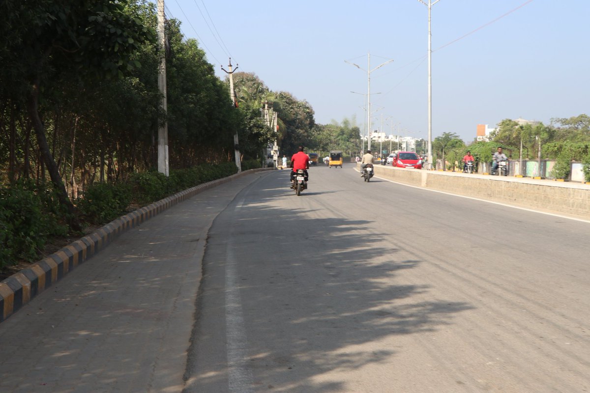 MCTTirupati's tweet photo. Municipal Corporation, Tirupati workers clean the roads overnight, keeping the city clean every day.

#SwachhSurvekshan2020Tirupati #SwachhSurvekshan2020 #SwachhSurvekshan #SwachhAndhra #SwachhBharat https://t.co/PFAy8MgB6e https://t.co/6sD3w447jW