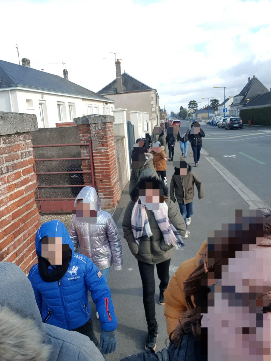 JallansE's tweet photo. Projet "L'école d'hier à aujourd'hui".
Les élèves sont devenus des "Petits reporters" en interwievant les résidents de l EHPAD de Châteaudun sur leurs souvenirs d'écoliers. Un après-midi qui se termine avec un goûter préparé par les élèves.
@IENChateaudun 
@olivier_lecomte https://t.co/DmSoC4niX0