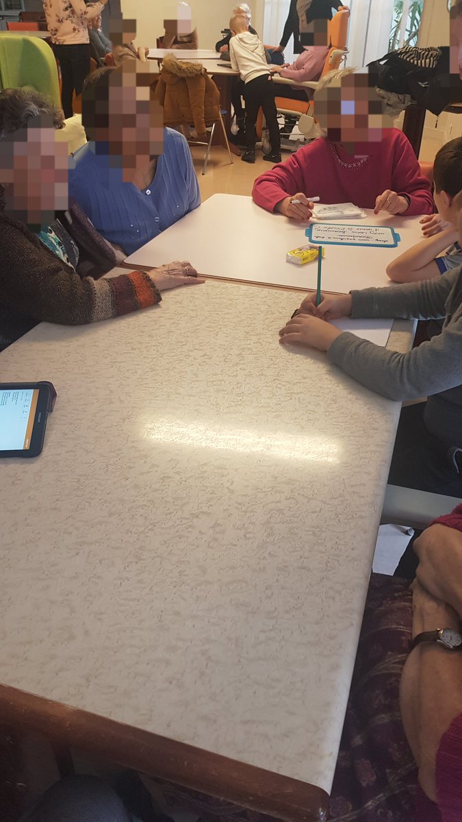 JallansE's tweet photo. Projet "L'école d'hier à aujourd'hui".
Les élèves sont devenus des "Petits reporters" en interwievant les résidents de l EHPAD de Châteaudun sur leurs souvenirs d'écoliers. Un après-midi qui se termine avec un goûter préparé par les élèves.
@IENChateaudun 
@olivier_lecomte https://t.co/DmSoC4niX0