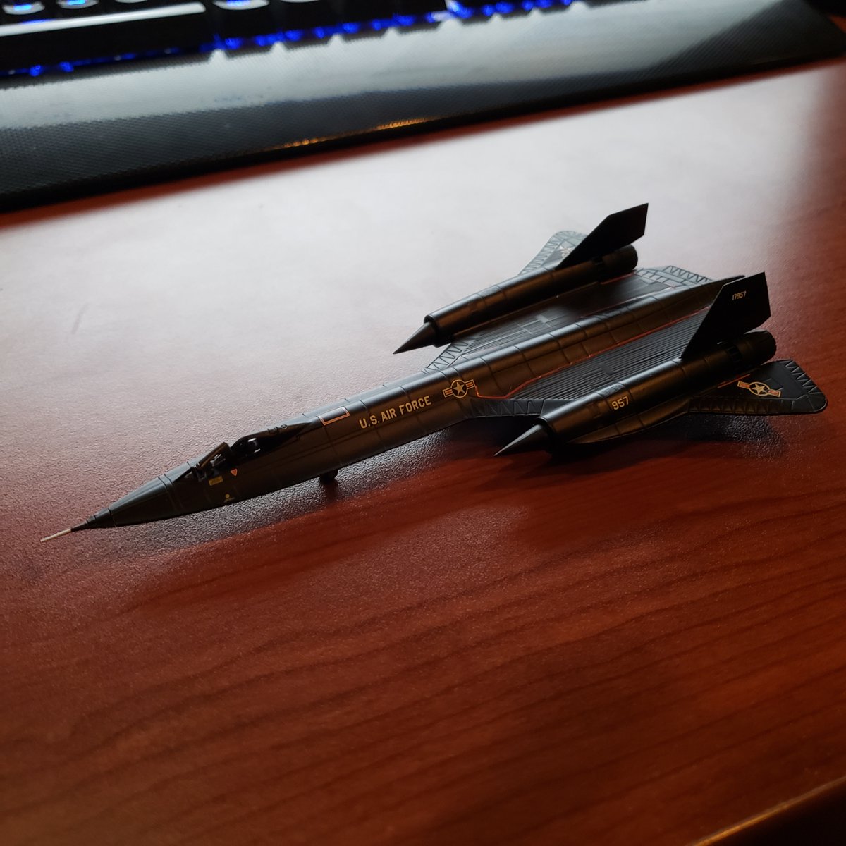 werit's tweet photo. My latest addition from Herpa Wings, 1:200 SR-71 Blackbird. I love these diecast planes. https://t.co/bgCLw39Zxn